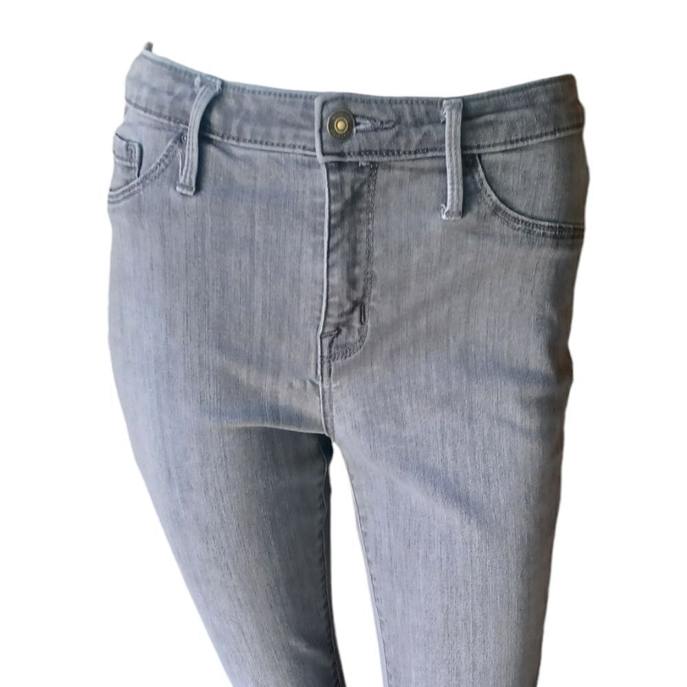 7006419.........Mossimo Denim Jeans Size 6/28R, W26"Inseam  26" 9"Rise